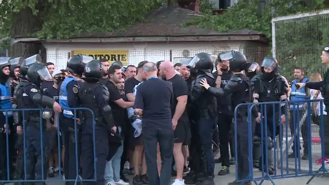 Incidente între suporteri și jandarmi înaintea duelului dintre UTA și Dinamo. Fanii lui CSA, au venit în 'ajutorul' arădenilor_1