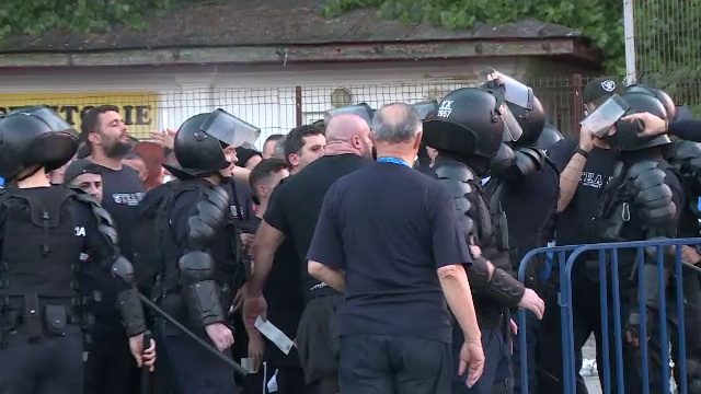 Incidente între suporteri și jandarmi înaintea duelului dintre UTA și Dinamo. Fanii lui CSA, au venit în 'ajutorul' arădenilor_2