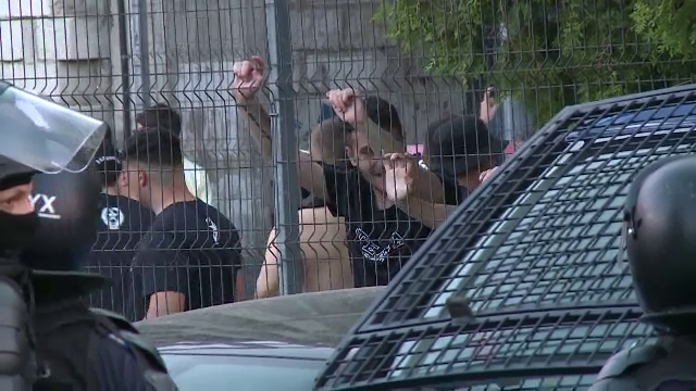 Incidente între suporteri și jandarmi înaintea duelului dintre UTA și Dinamo. Fanii lui CSA, au venit în 'ajutorul' arădenilor_12