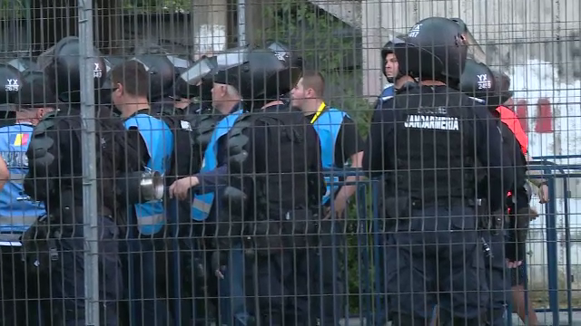 Incidente între suporteri și jandarmi înaintea duelului dintre UTA și Dinamo. Fanii lui CSA, au venit în 'ajutorul' arădenilor_16