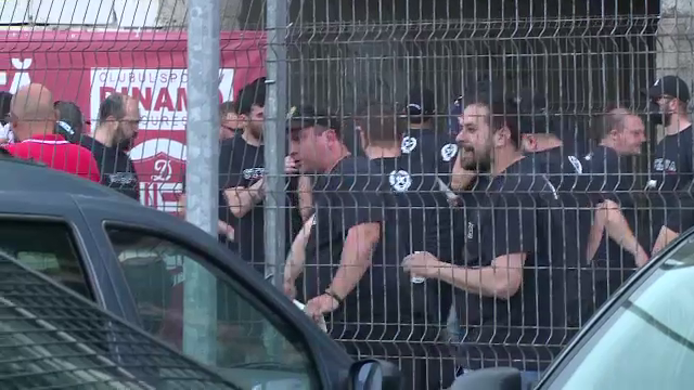 Incidente între suporteri și jandarmi înaintea duelului dintre UTA și Dinamo. Fanii lui CSA, au venit în 'ajutorul' arădenilor_17