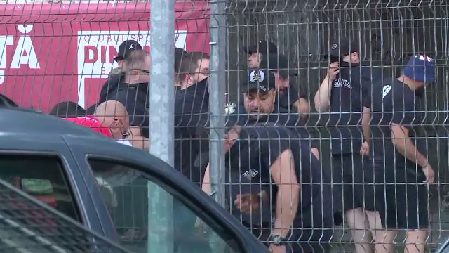 Incidente între suporteri și jandarmi înaintea duelului dintre UTA și Dinamo. Fanii lui CSA, au venit în 'ajutorul' arădenilor_18
