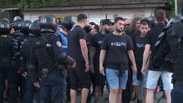 Incidente între suporteri și jandarmi înaintea duelului dintre UTA și Dinamo. Fanii lui CSA, au venit în 'ajutorul' arădenilor_3