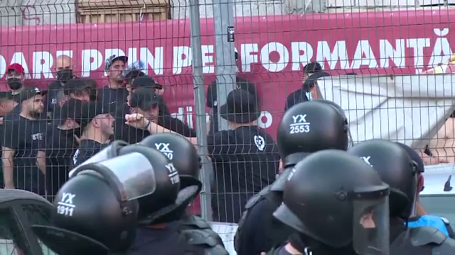 Incidente între suporteri și jandarmi înaintea duelului dintre UTA și Dinamo. Fanii lui CSA, au venit în 'ajutorul' arădenilor_22