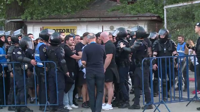 Incidente între suporteri și jandarmi înaintea duelului dintre UTA și Dinamo. Fanii lui CSA, au venit în 'ajutorul' arădenilor_23
