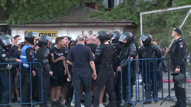 Incidente între suporteri și jandarmi înaintea duelului dintre UTA și Dinamo. Fanii lui CSA, au venit în 'ajutorul' arădenilor_24