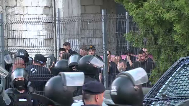 Incidente între suporteri și jandarmi înaintea duelului dintre UTA și Dinamo. Fanii lui CSA, au venit în 'ajutorul' arădenilor_4