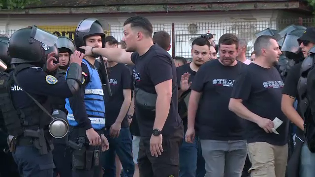 Incidente între suporteri și jandarmi înaintea duelului dintre UTA și Dinamo. Fanii lui CSA, au venit în 'ajutorul' arădenilor_6