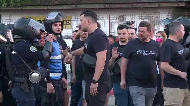 Incidente între suporteri și jandarmi înaintea duelului dintre UTA și Dinamo. Fanii lui CSA, au venit în 'ajutorul' arădenilor_7
