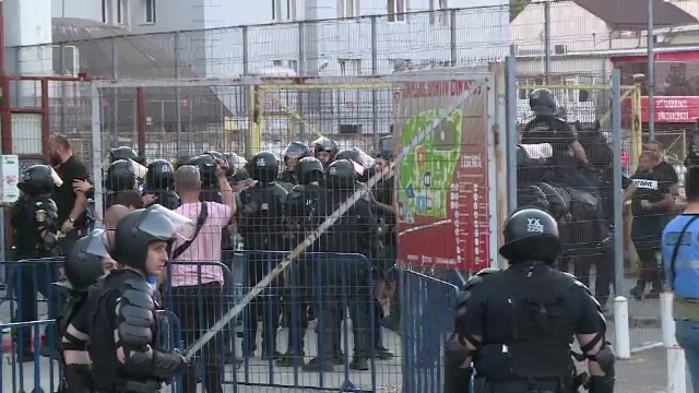 Incidente între suporteri și jandarmi înaintea duelului dintre UTA și Dinamo. Fanii lui CSA, au venit în 'ajutorul' arădenilor_8