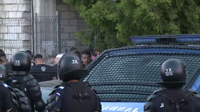 Incidente între suporteri și jandarmi înaintea duelului dintre UTA și Dinamo. Fanii lui CSA, au venit în 'ajutorul' arădenilor_10