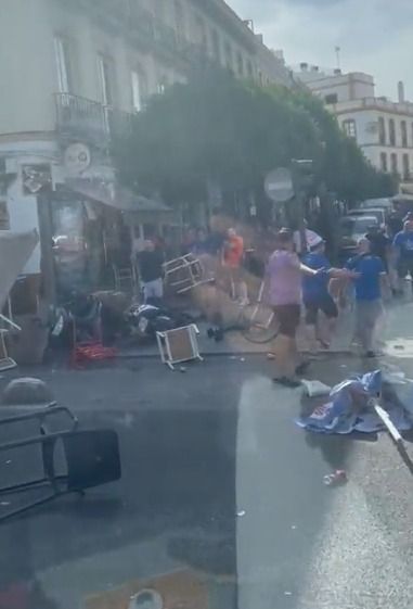 „Rușinos!” Imagini lamentabile la Sevilla: bătaie cu pumni și scaune între scoțieni și nemți. Ce au lăsat în urmă_7