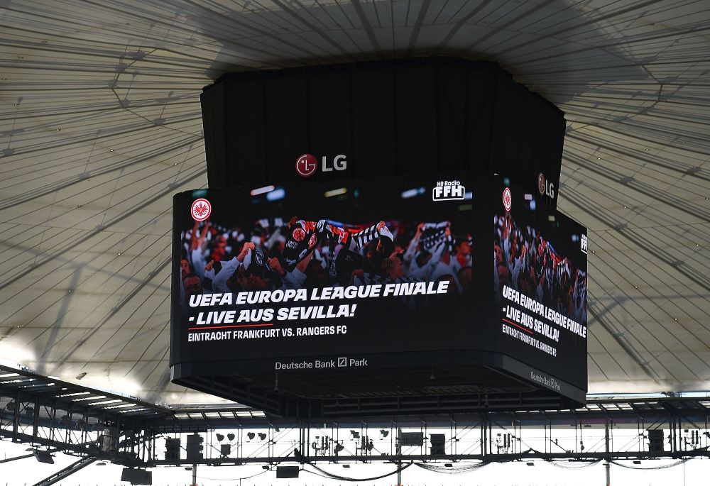 Imagini impresionante din Frankfurt! Fanii au umplut stadionul până la refuz pentru a vedea finala Europa League pe ecrane uriașe_1