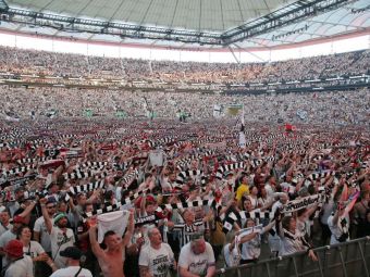 
	Imagini impresionante din Frankfurt! Fanii au umplut stadionul până la refuz pentru a vedea finala Europa League pe ecrane uriașe

