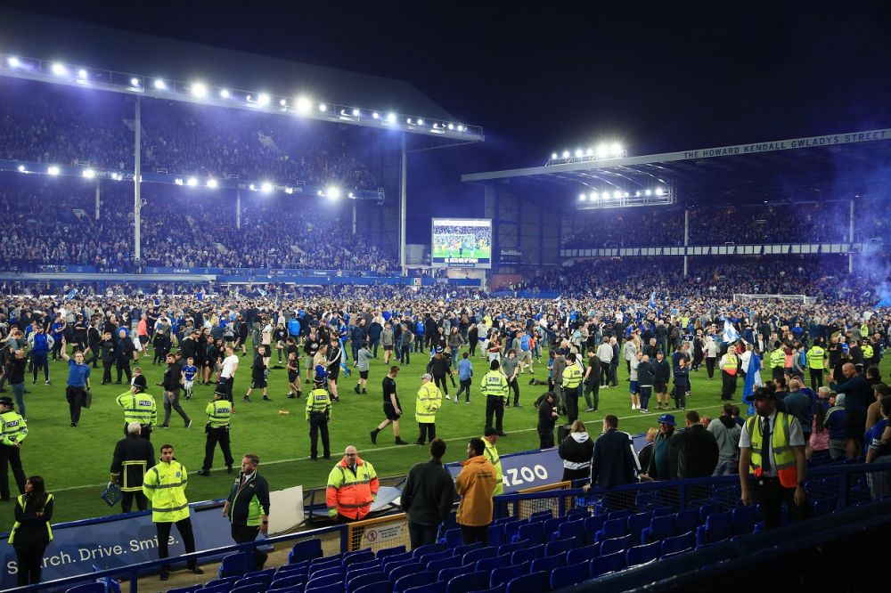 Nebunie la Everton! Fanii au intrat pe teren în timpul meciului, iar Patrick Vieira a lovit un suporter_3