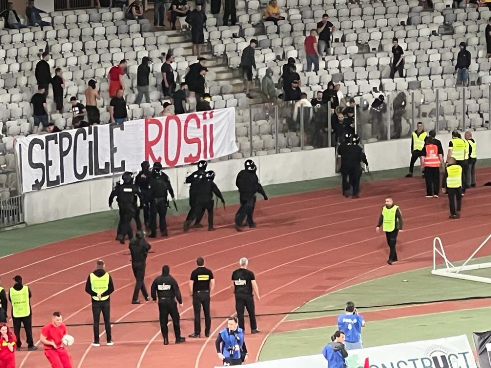Mascații au intervenit în forță pe Cluj Arena. De la ce a pornit scandalul_2