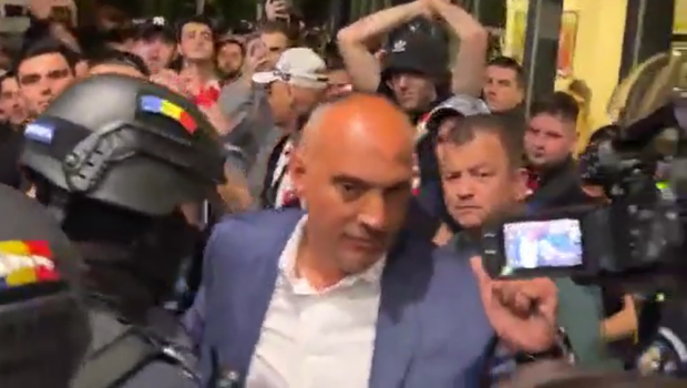 
	Dinamoviștii, în asediu la Cluj! Scandal incredibil cu fanii: &quot;Sunt nesimțiti!&quot;. Se intenționează escortarea spre București cu jandarmeria
