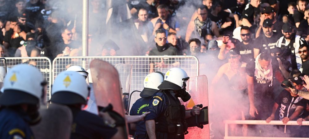 Răzvan Lucescu a pierdut și finala Cupei! Fanii lui PAOK au întrerupt meciul și s-au încăierat cu poliția