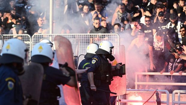 Răzvan Lucescu a pierdut și finala Cupei! Fanii lui PAOK au întrerupt meciul și s-au încăierat cu poliția