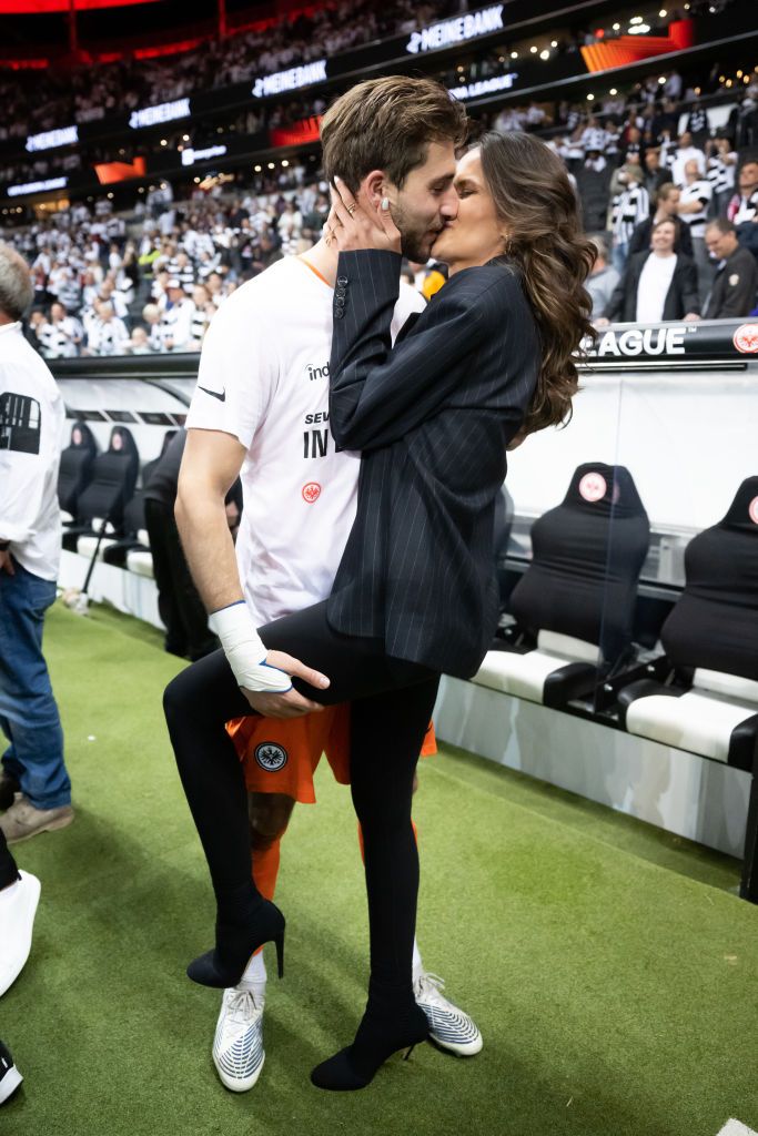 Cum a sărbătorit portarul lui Frankfurt câștigarea Europa League. Imaginile cu iubita lui s-au viralizat în timp record_78
