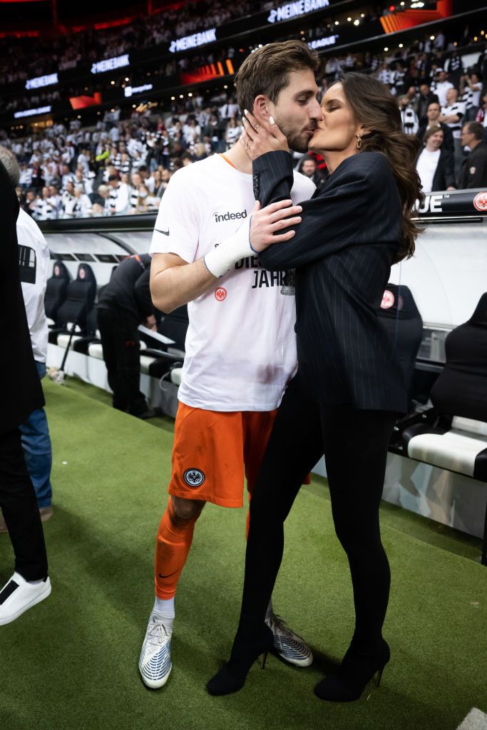 Cum a sărbătorit portarul lui Frankfurt câștigarea Europa League. Imaginile cu iubita lui s-au viralizat în timp record_81