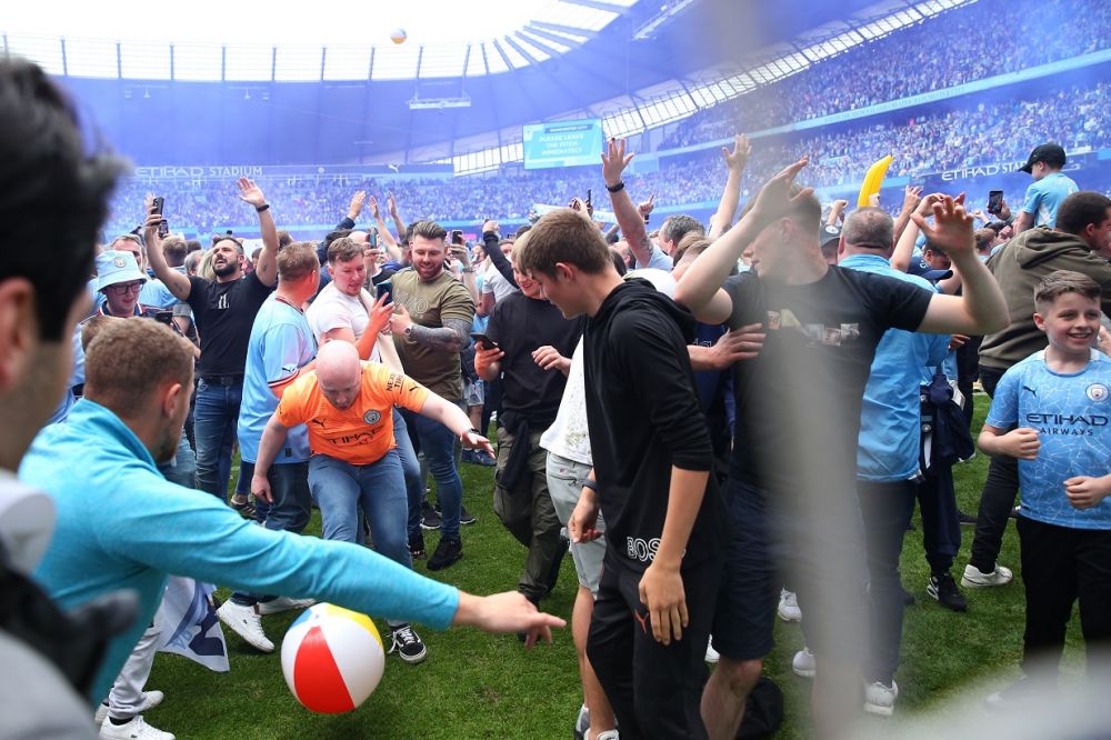 Explozie de bucurie pe Etihad! Fanii lui Manchester City au dărâmat o poartă după titlul câștigat_2