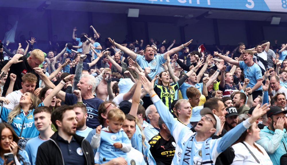 Explozie de bucurie pe Etihad! Fanii lui Manchester City au dărâmat o poartă după titlul câștigat_12