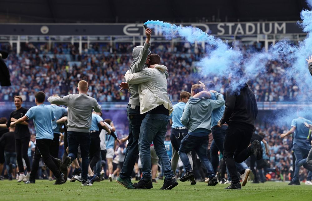 Explozie de bucurie pe Etihad! Fanii lui Manchester City au dărâmat o poartă după titlul câștigat_13