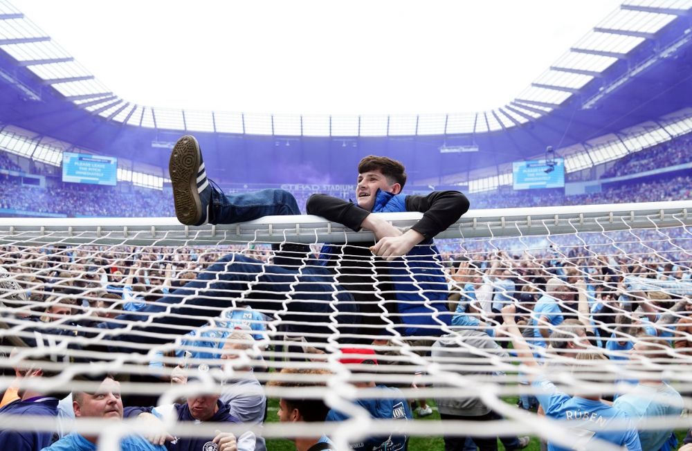 Explozie de bucurie pe Etihad! Fanii lui Manchester City au dărâmat o poartă după titlul câștigat_14
