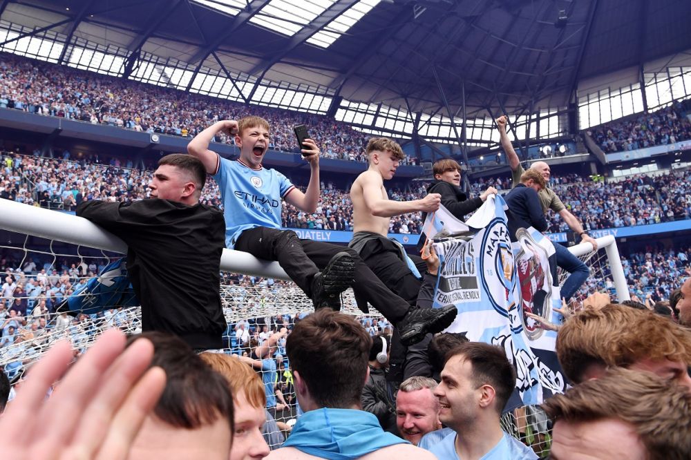 Explozie de bucurie pe Etihad! Fanii lui Manchester City au dărâmat o poartă după titlul câștigat_6