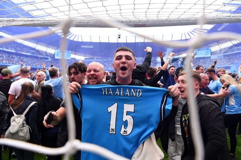 Explozie de bucurie pe Etihad! Fanii lui Manchester City au dărâmat o poartă după titlul câștigat_7