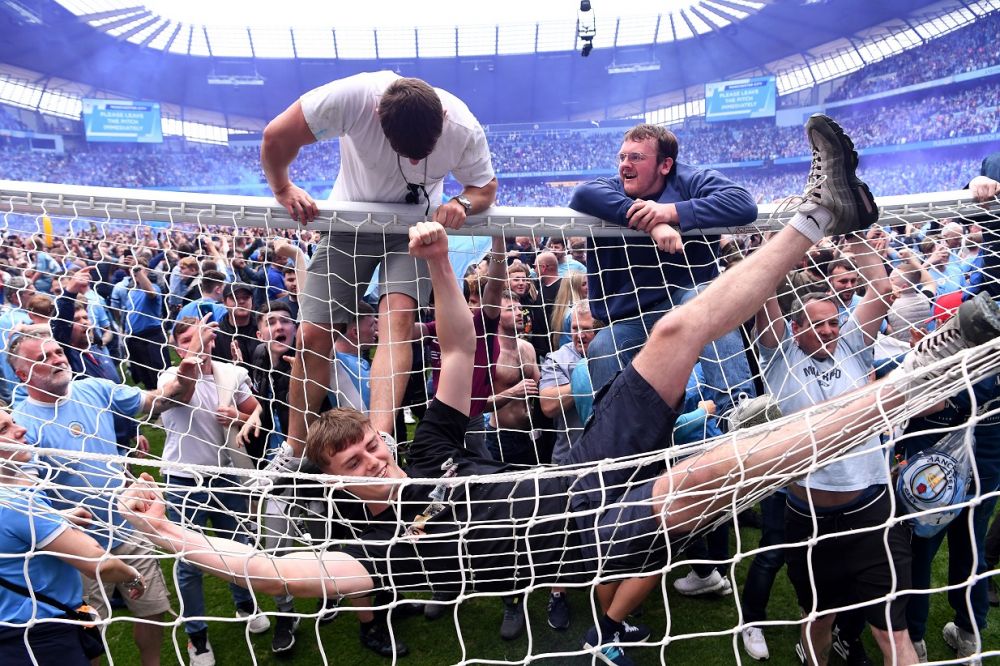 Explozie de bucurie pe Etihad! Fanii lui Manchester City au dărâmat o poartă după titlul câștigat_8