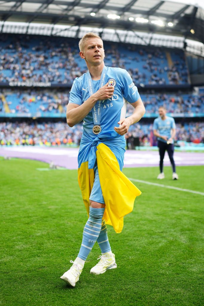 Momente impresionante la sărbătoarea lui City! Zinchenko a 'îmbrăcat' trofeul în steagul Ucrainei și a izbucnit în lacrimi_3