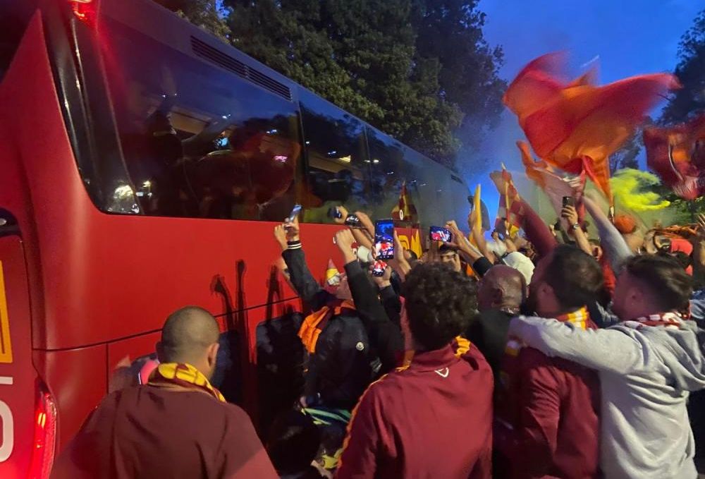 Mourinho Imperator! Antrenorul și jucătorii Romei au fost asaltați de suporteri la 5 dimineața după succesul din Conference League_3