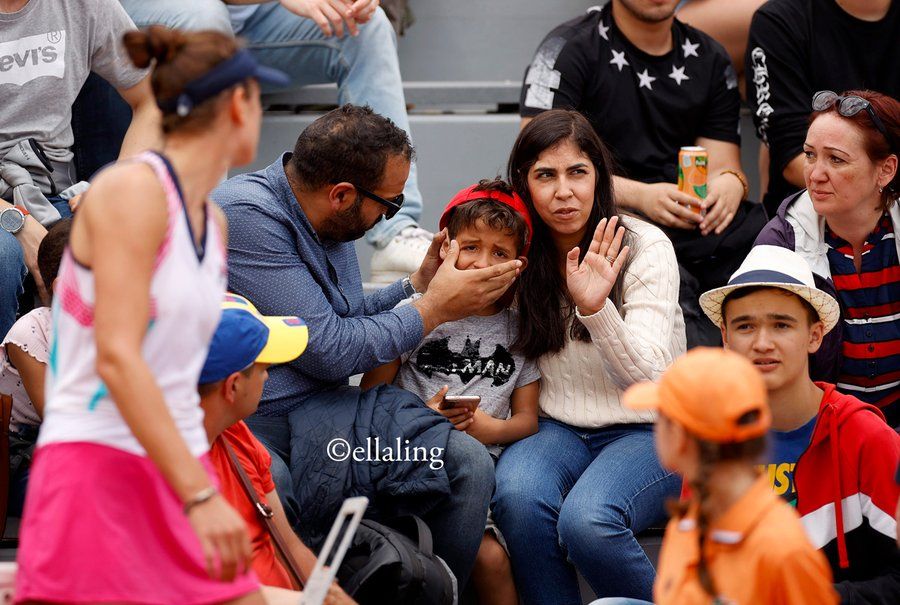 Irina Begu a făcut 'victime' la Roland Garros! A lovit cu racheta un copil, după o ieșire nervoasă: adversara a cerut să fie descalificată_26