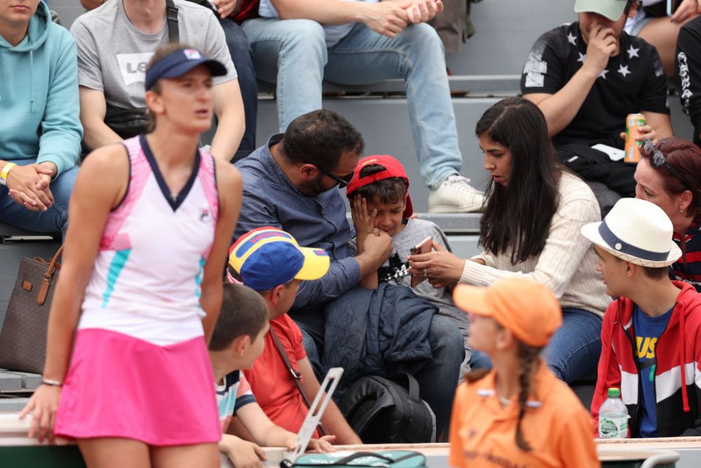 Irina Begu a făcut 'victime' la Roland Garros! A lovit cu racheta un copil, după o ieșire nervoasă: adversara a cerut să fie descalificată_29