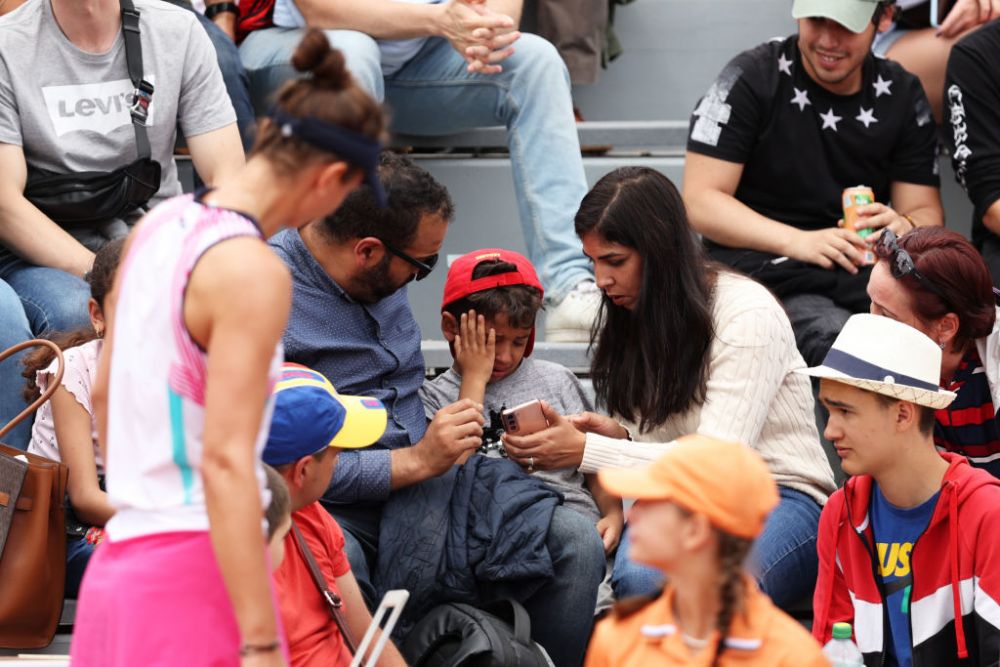 Irina Begu a făcut 'victime' la Roland Garros! A lovit cu racheta un copil, după o ieșire nervoasă: adversara a cerut să fie descalificată_30