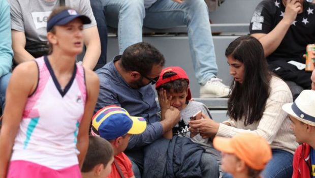 
	Irina Begu, ținută de mama copilului speriat în turneul de la Roland Garros: &bdquo;Îi mulțumesc. A fost jenant pentru mine, mă simt foarte prost&rdquo;

