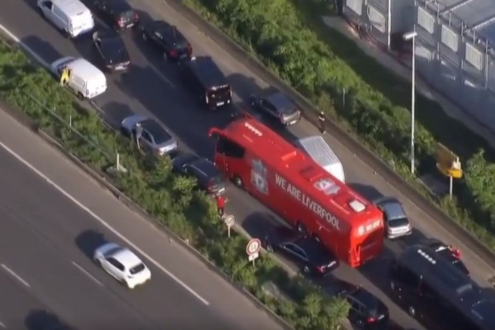 Imagini incredibile înaintea finalei de la Paris! Autocarul lui Liverpool, blocat în trafic: "Cum este posibil așa ceva?"_3