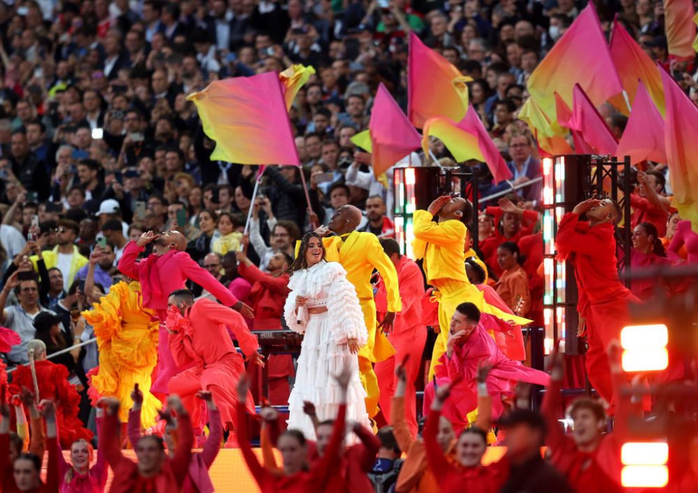 Imagini incendiare înaite de startul finalei Champions League! Camila Cabello a încins atmosfera pe Stade de France_6