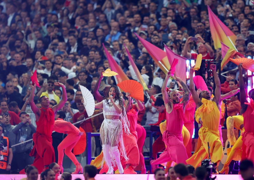 Imagini incendiare înaite de startul finalei Champions League! Camila Cabello a încins atmosfera pe Stade de France_8
