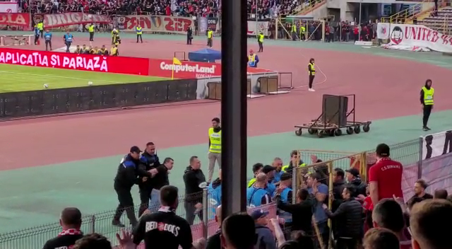 Scandal înainte de startul meciului! Fanii dinamoviști au sărit la bătaie cu jandarmii _4