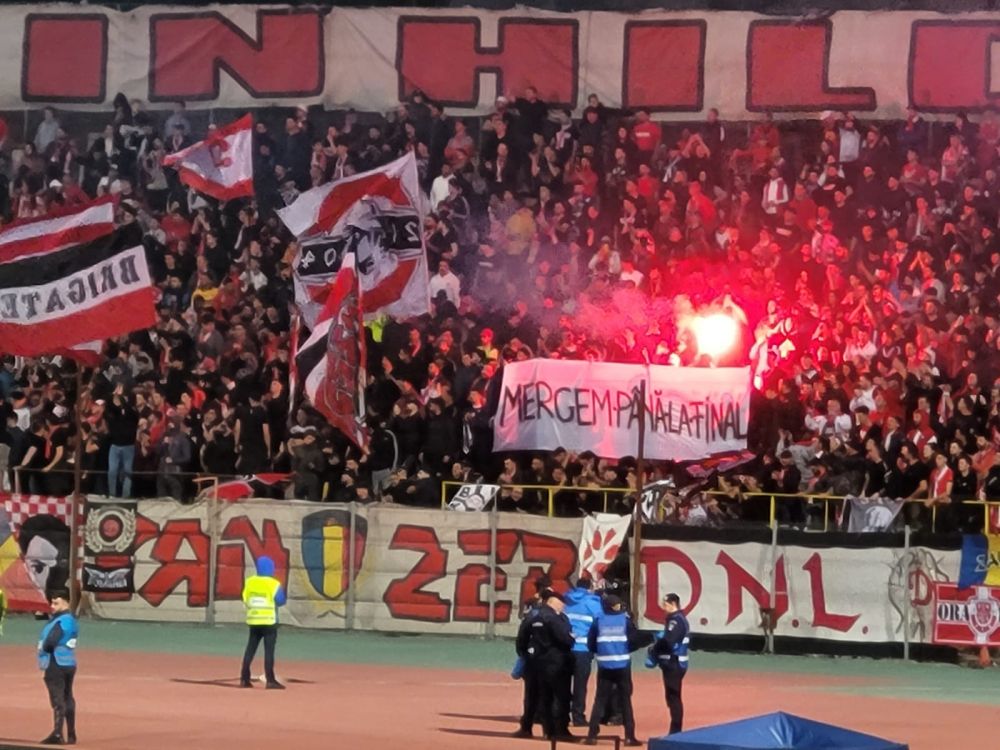 Fanii lui Dinamo au renunțat la amenințări și au trecut la mesaje de susținere. Ce bannere au afișat în timpul meciului_2