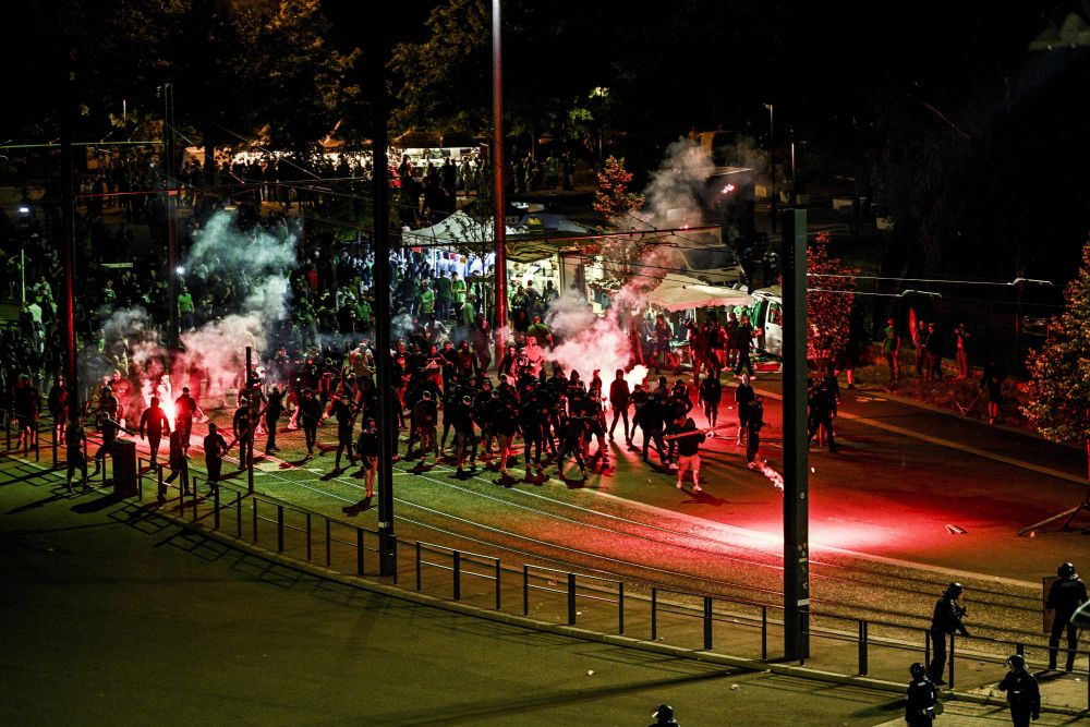 Imagini incredibile din Franța! Fanii lui Saint-Etienne au făcut prăpăd după ce echipa a retrogradat. S-au aruncat torțe spre tunel_12
