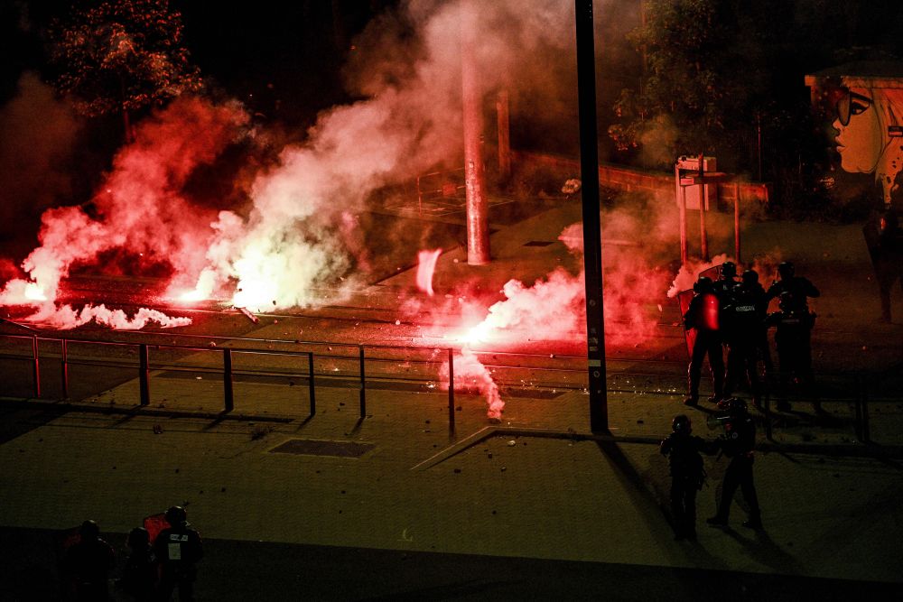 Imagini incredibile din Franța! Fanii lui Saint-Etienne au făcut prăpăd după ce echipa a retrogradat. S-au aruncat torțe spre tunel_15