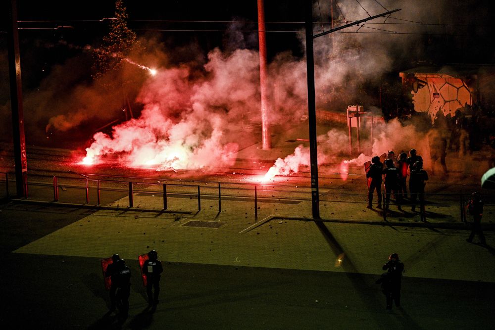 Imagini incredibile din Franța! Fanii lui Saint-Etienne au făcut prăpăd după ce echipa a retrogradat. S-au aruncat torțe spre tunel_16