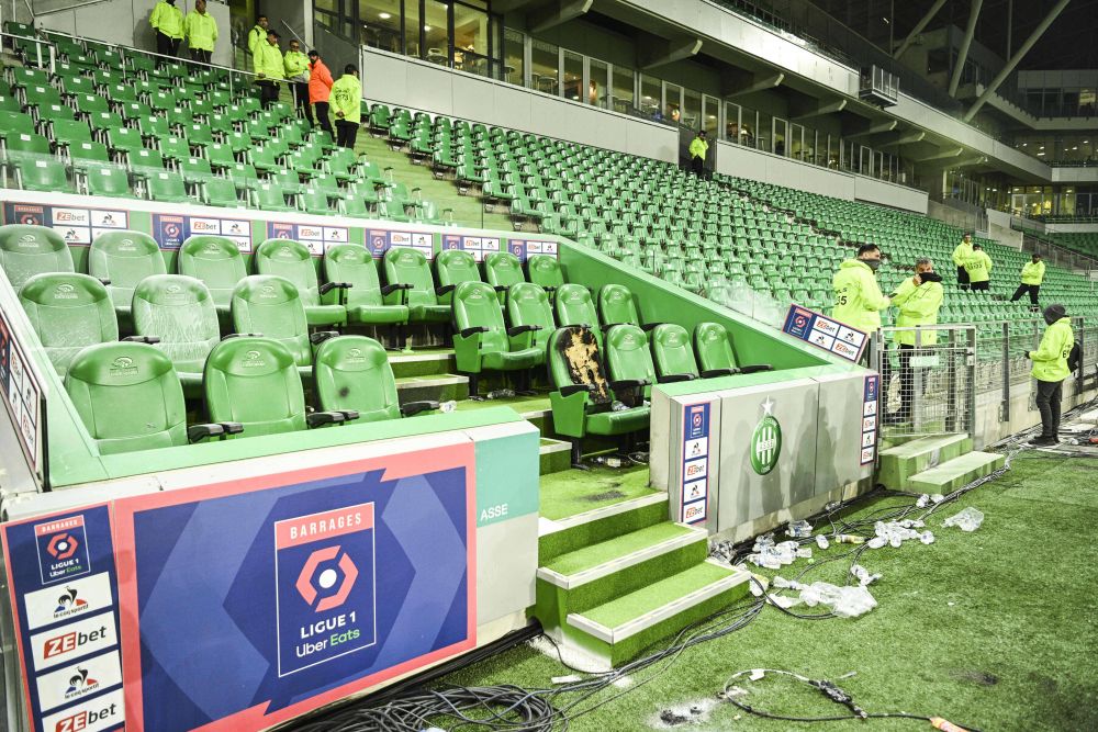 Imagini incredibile din Franța! Fanii lui Saint-Etienne au făcut prăpăd după ce echipa a retrogradat. S-au aruncat torțe spre tunel_25