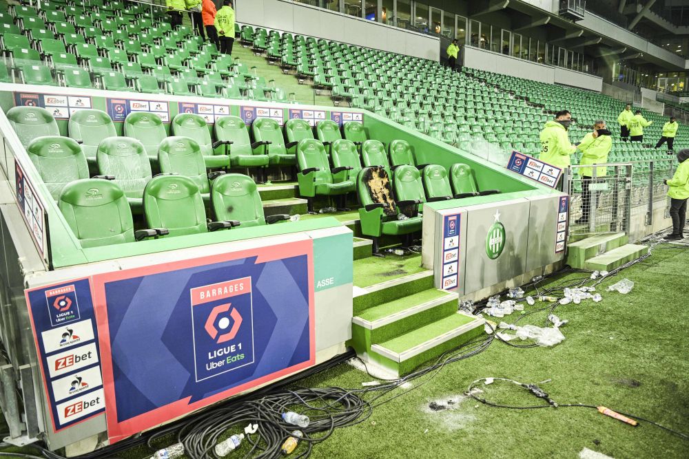 Imagini incredibile din Franța! Fanii lui Saint-Etienne au făcut prăpăd după ce echipa a retrogradat. S-au aruncat torțe spre tunel_26