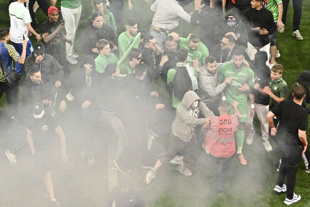 Imagini incredibile din Franța! Fanii lui Saint-Etienne au făcut prăpăd după ce echipa a retrogradat. S-au aruncat torțe spre tunel_28