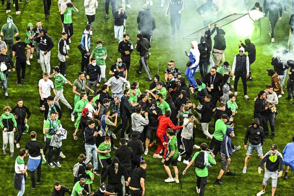 Imagini incredibile din Franța! Fanii lui Saint-Etienne au făcut prăpăd după ce echipa a retrogradat. S-au aruncat torțe spre tunel_29